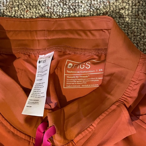 NEW FIGS SCRUBS SET XS TOP/BOTTOM - Picture 3 of 4